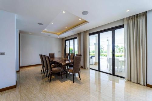 luxury mansion on golf course bmg5