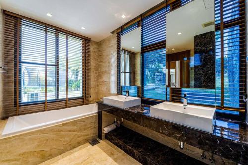 luxury mansion on golf course bmg5