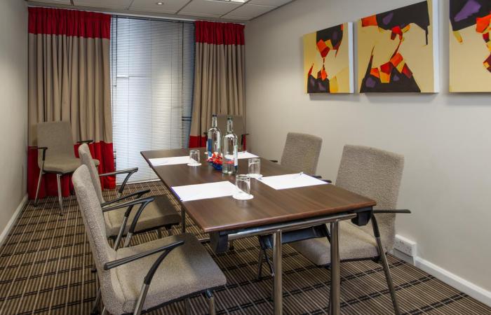 holiday inn express london luton airport by ihg