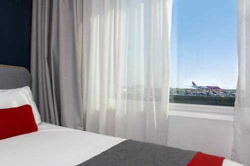 holiday inn express london luton airport by ihg