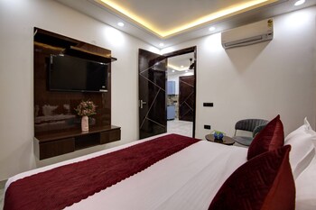 lime wood stay near huda city centre