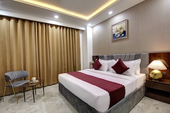 lime wood stay near huda city centre