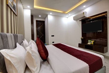 lime wood stay near huda city centre