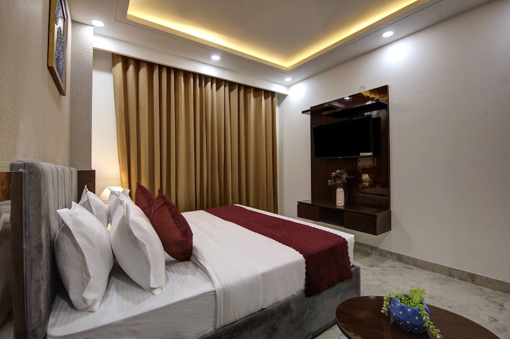 lime wood stay near huda city centre