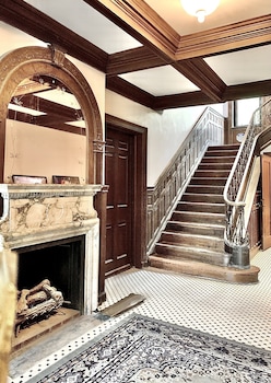 The Dery House,,3 star