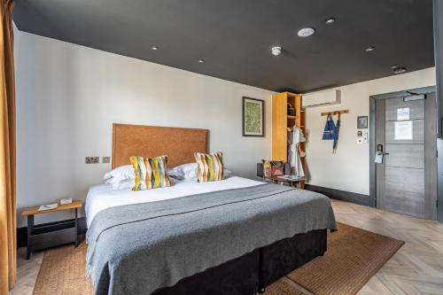 crescent place by mansley