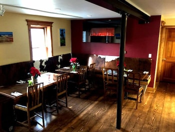 1882 Bar And Grill At River Street Inn,10009 E River St,3 star