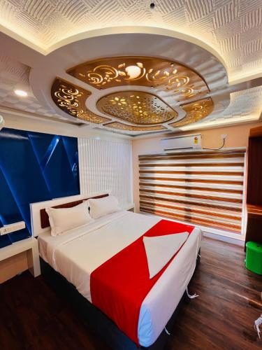 luxury houseboat