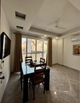 fully furnished room in hauz khas