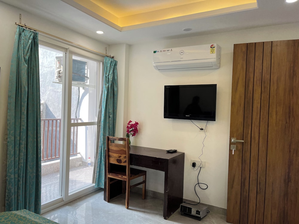 fully furnished room in hauz khas