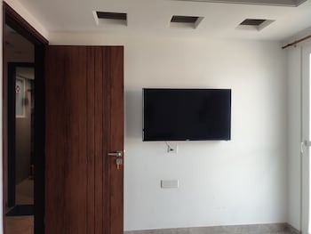 fully furnished room in hauz khas