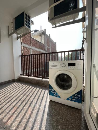 fully furnished room in hauz khas