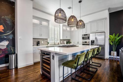 urban jungle retreat in the htx skyline