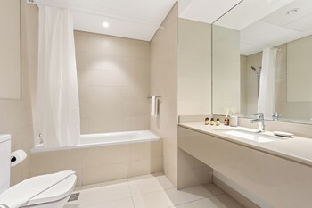 silkhaus waters edge tower yas island