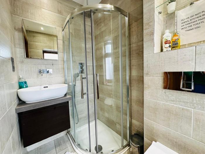 spacious 6 bed house in wembley