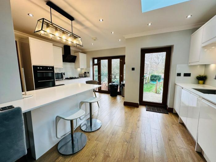 spacious 6 bed house in wembley