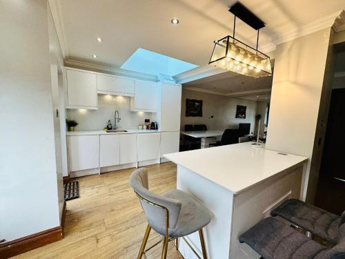 Spacious 6 Bed House In Wembley,,3 star