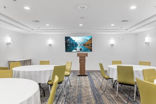 holiday inn express hartford newington by ihg