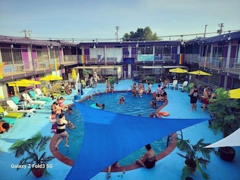 The District Hotel Club And Resorts,2200 Nw 40Th St,2 star