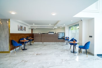 saltstayz select golf course road and sector 57