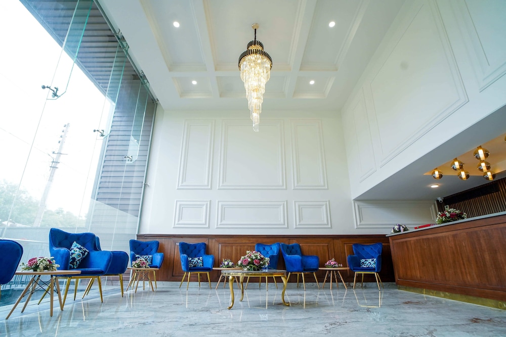 saltstayz select golf course road and sector 57