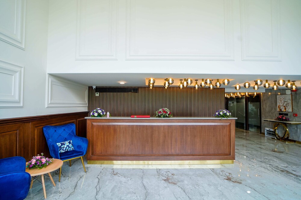 saltstayz select golf course road and sector 57