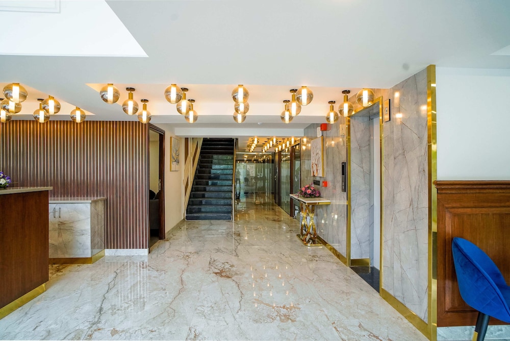 saltstayz select golf course road and sector 57