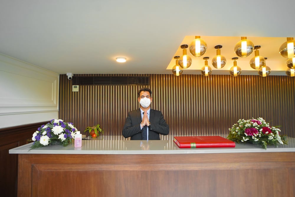 saltstayz select golf course road and sector 57