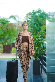 saltstayz select golf course road and sector 57