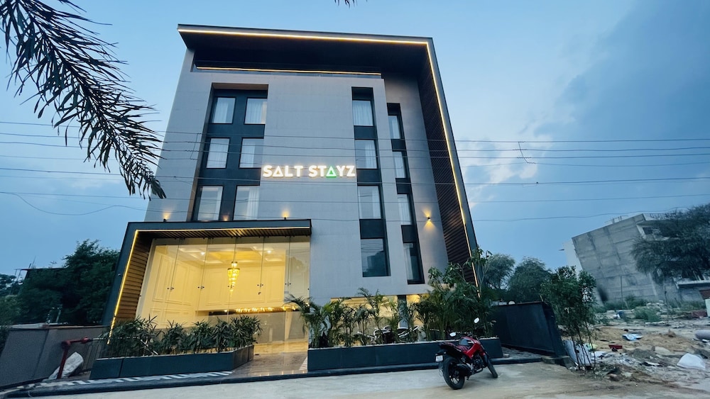 saltstayz select golf course road and sector 57