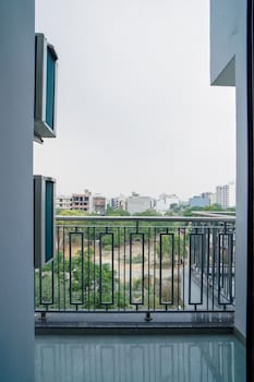 saltstayz select golf course road and sector 57