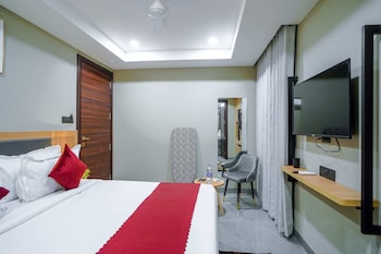 saltstayz select golf course road and sector 57