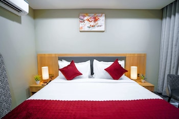 saltstayz select golf course road and sector 57