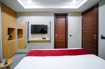 saltstayz select golf course road and sector 57