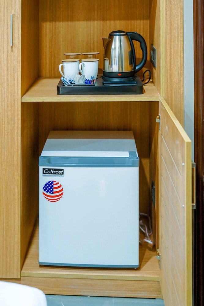 saltstayz select golf course road and sector 57