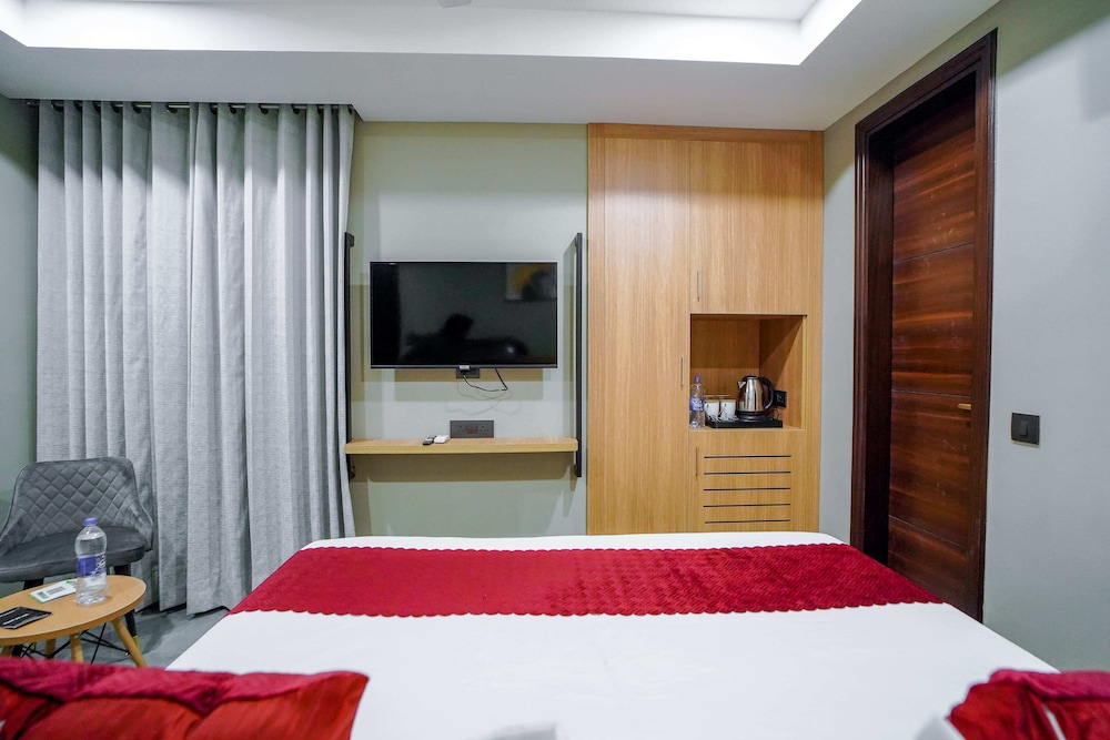 saltstayz select golf course road and sector 57