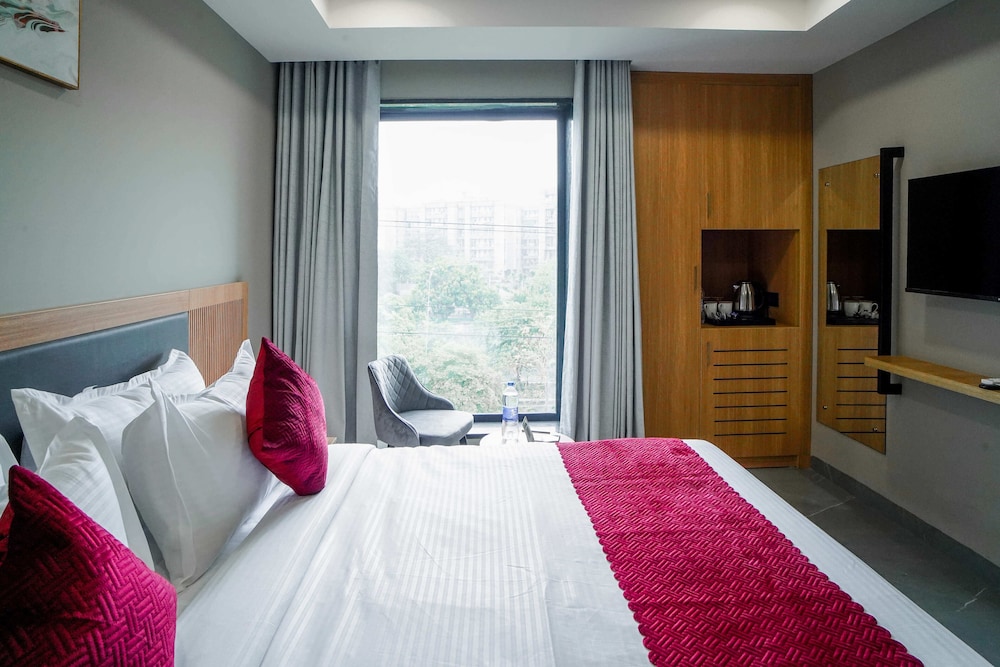 saltstayz select golf course road and sector 57