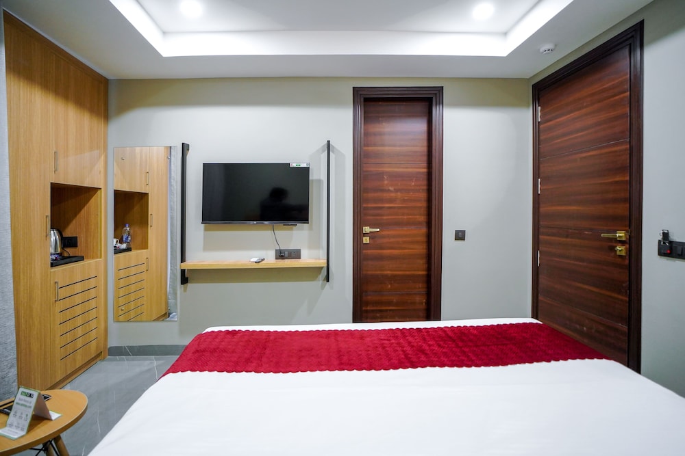 saltstayz select golf course road and sector 57