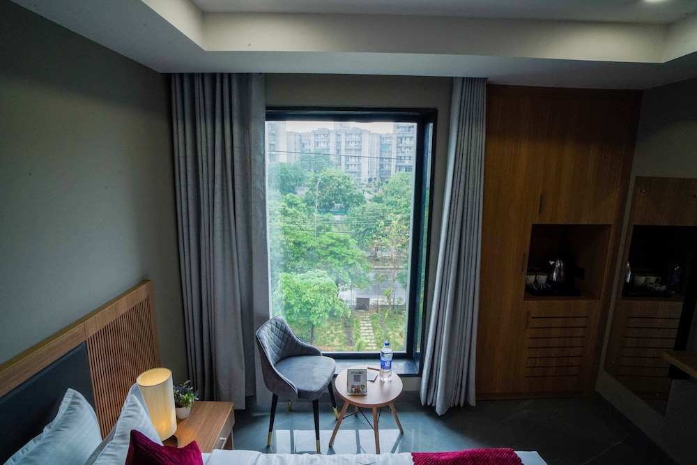 saltstayz select golf course road and sector 57