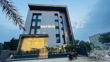 saltstayz select golf course road and sector 57