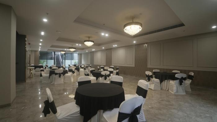 saltstayz select golf course road and sector 57