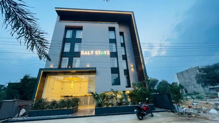 saltstayz select golf course road and sector 57