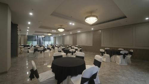 saltstayz select golf course road and sector 57