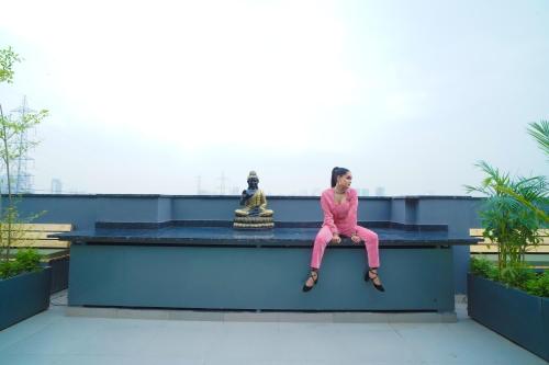 saltstayz select golf course road and sector 57