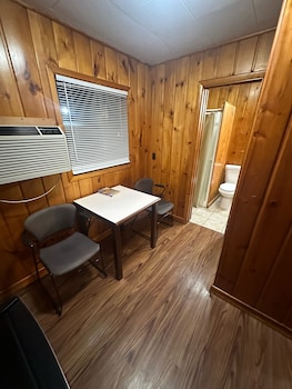 Country Cabin Motel,711 2Nd Ave Sw,2 star