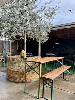 The Crown Rooms,176 Trafalgar Road,2 star