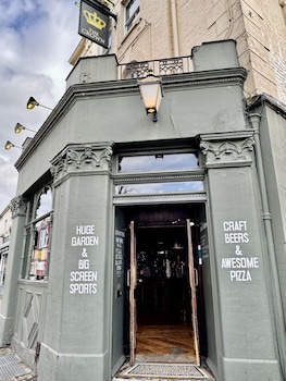 The Crown Rooms,176 Trafalgar Road,2 star