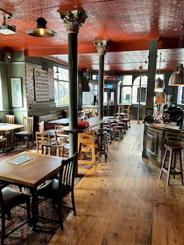 The Crown Rooms,176 Trafalgar Road,2 star