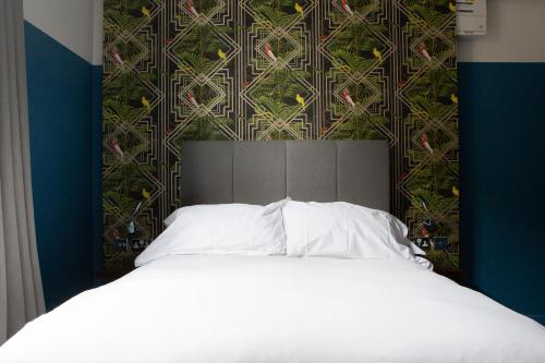 The Crown Rooms,176 Trafalgar Road,2 star