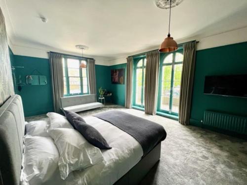 the crown rooms